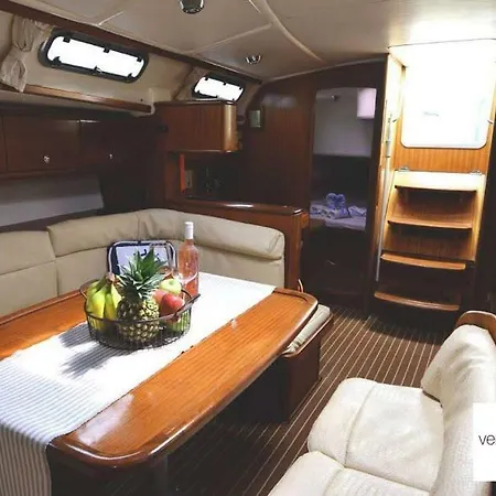 This Beautiful Yacht Has All The Latest Amenities For A Carefree And Comfortable Aboard! Hotel en barco