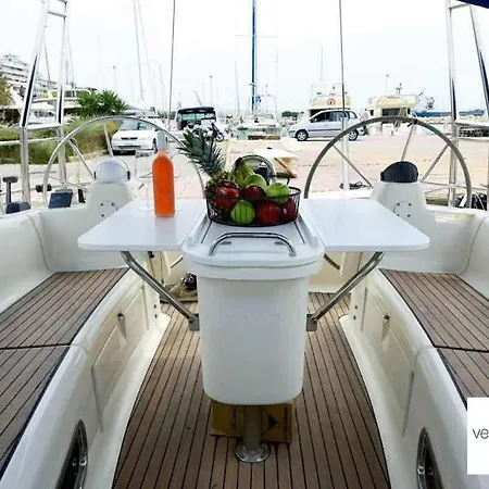 Hotel en barco This Beautiful Yacht Has All The Latest Amenities For A Carefree And Comfortable Aboard! *