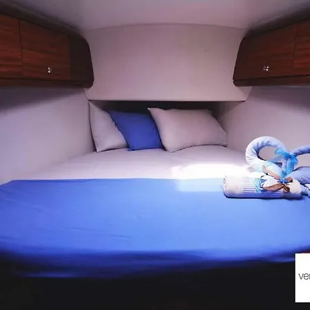 This Beautiful Yacht Has All The Latest Amenities For A Carefree And Comfortable Aboard! Hotel en barco *