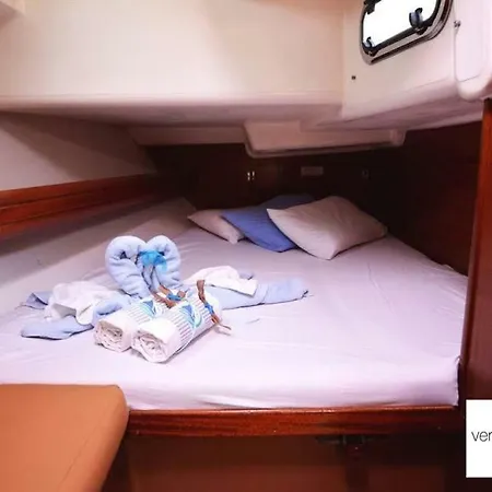 This Beautiful Yacht Has All The Latest Amenities For A Carefree And Comfortable Aboard! Hotel en barco *