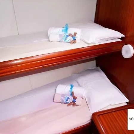 This Beautiful Yacht Has All The Latest Amenities For A Carefree And Comfortable Aboard! Hotel en barco Lefkáda