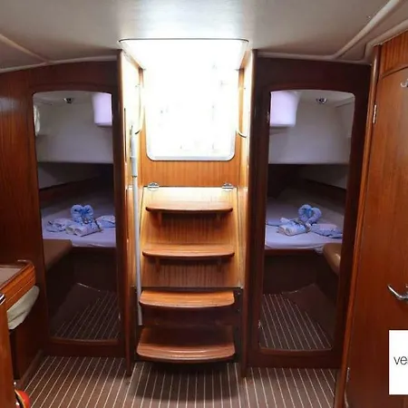 This Beautiful Yacht Has All The Latest Amenities For A Carefree And Comfortable Aboard! Lefkáda