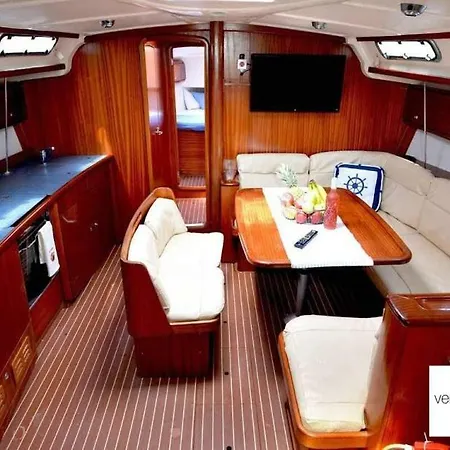 Hotel en barco This Beautiful Yacht Has All The Latest Amenities For A Carefree And Comfortable Aboard! *